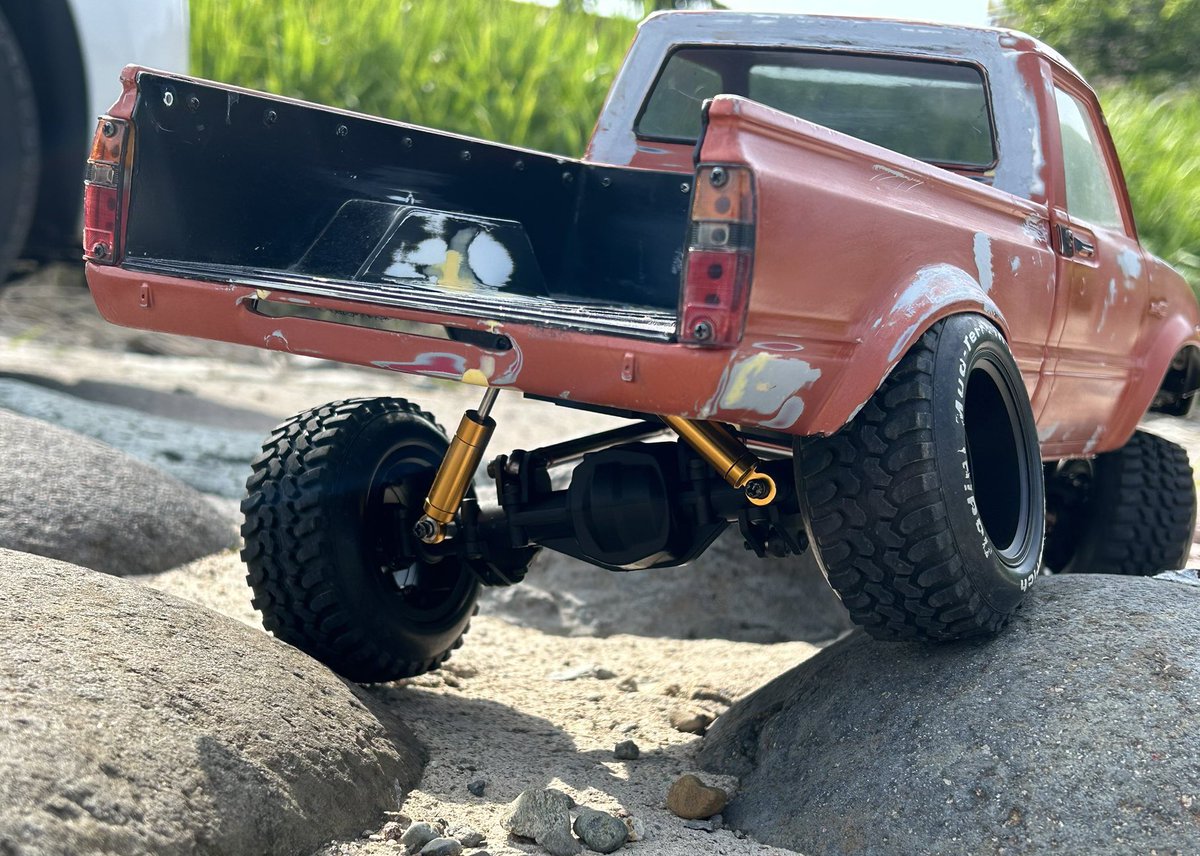 dNKEom8gypQ4DNl's tweet image. 今週しっかり晴れて雪もとけてやっと遊べるかと思ったら週末は☔️。
早く遊びに行きたい💨
絶妙にフェンダーをかわすcc02は見てて楽しい⭐️
#cc02 #rc4wd #ハイラックス　#タミヤ