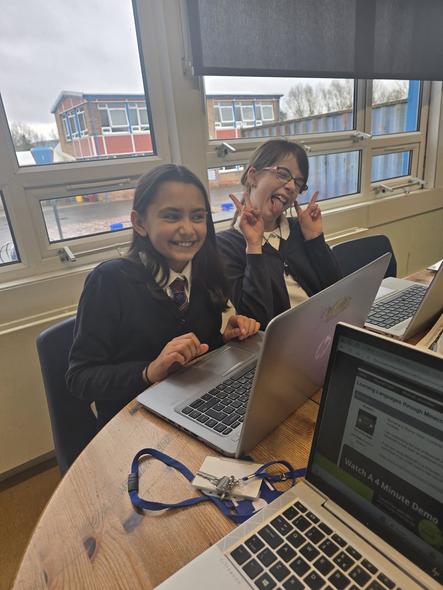 Eadar-gluasad, agus Minecraft sa Ghàidhlig! Transitions! Pupils in C7 are pretty enthusiastic about Minecraft which can be played in Gaelic. Pupil choice is so important and they have chosen Minecraft as their focus for spoken presentation. Lots of smiles, can't wait!@sngaidhlig