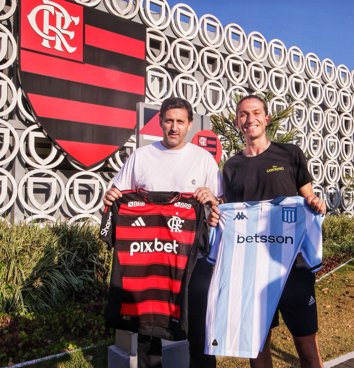 🤝 Racing Club agradece a <a href="/Flamengo/">Flamengo</a> por cedernos las instalaciones del centro de entrenamiento Ninho do Urubu para nuestra práctica de hoy en Río, y a su entrenador @FilipeLuis por las gestiones realizadas.