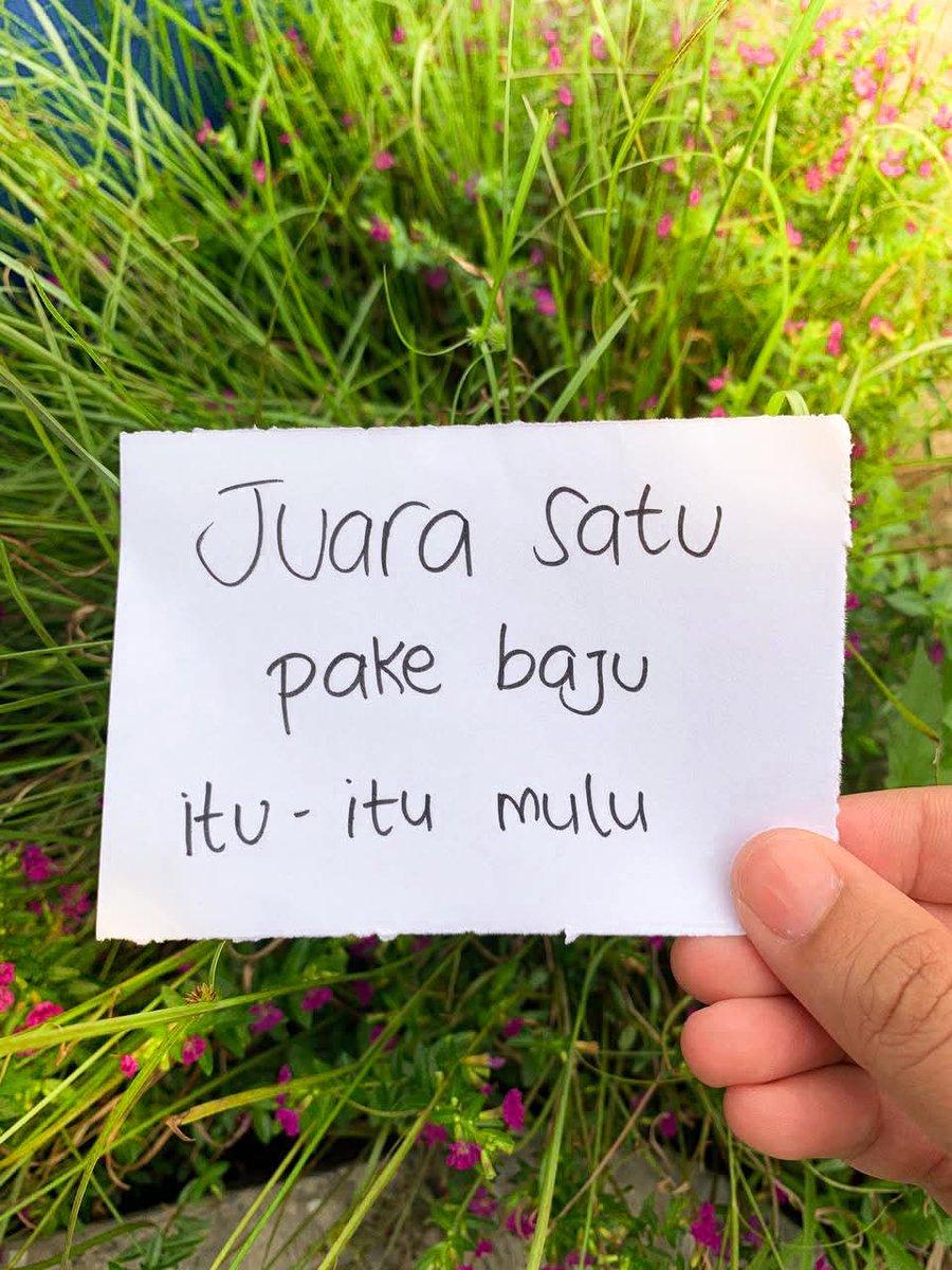 zakariamlk's tweet photo. normalisasi pake baju yang sama berkali-kali di sosmed! kmu jangan jadi penyumbang sampah fashion!! https://t.co/mX1eDkCJEM