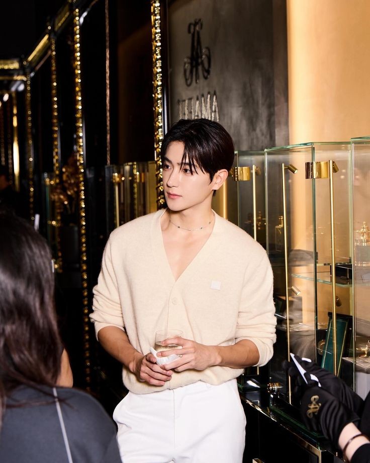 ventusclair's tweet image. ᅠ

pick out new scents with me. 🧴 
📍ㅡ amaffi boutique, singapore. 

ᅠ