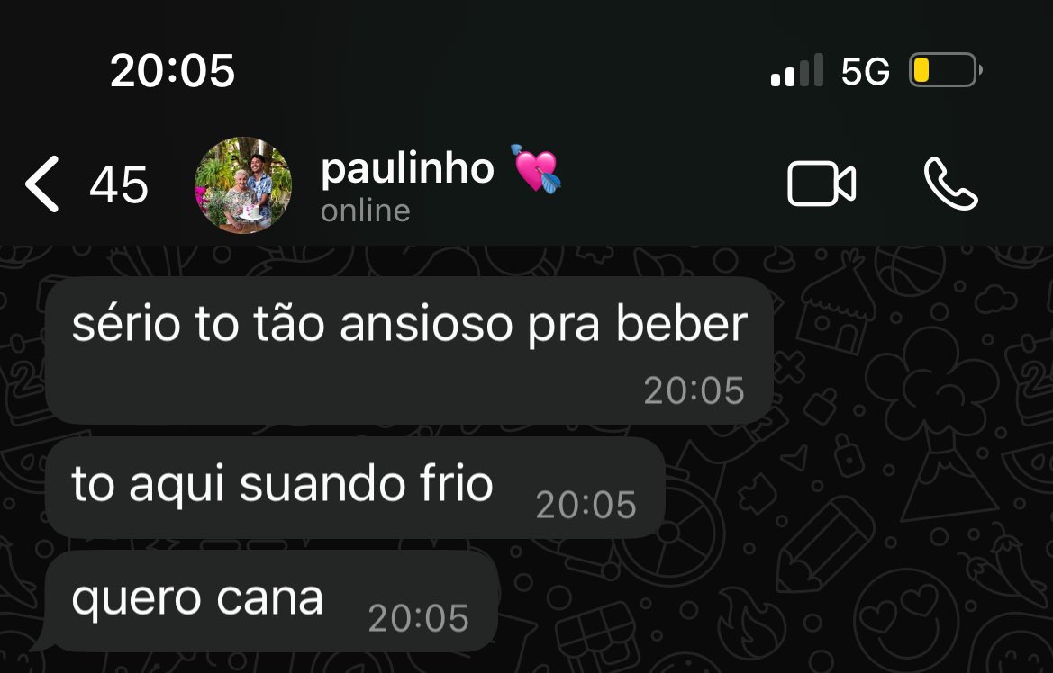 crlxxz's tweet photo. to assim esperando o carnaval https://t.co/6M31ifwGld