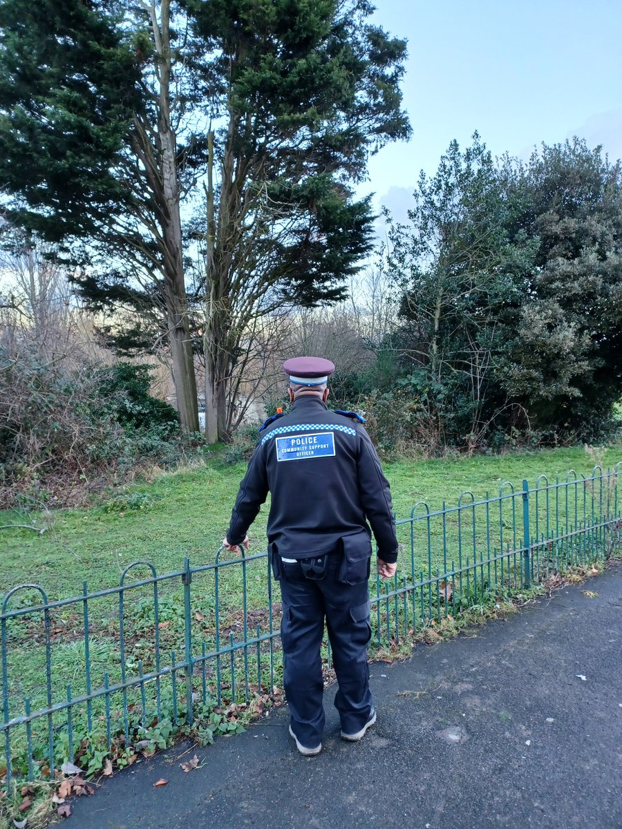 Parsloes Police (@mpsparsloes) on Twitter photo The team out again in Parsloes Park to make it a safe area.
#mylocalMet
#Saferneighbourhood
<a href="/metpoliceuk/">Metropolitan Police</a>
<a href="/lbbdcouncil/">Barking and Dagenham Council</a>
@superintendent_DavidRhodes The team out again in Parsloes Park to make it a safe area.
#mylocalMet
#Saferneighbourhood
<a href="/metpoliceuk/">Metropolitan Police</a>
<a href="/lbbdcouncil/">Barking and Dagenham Council</a>
@superintendent_DavidRhodes