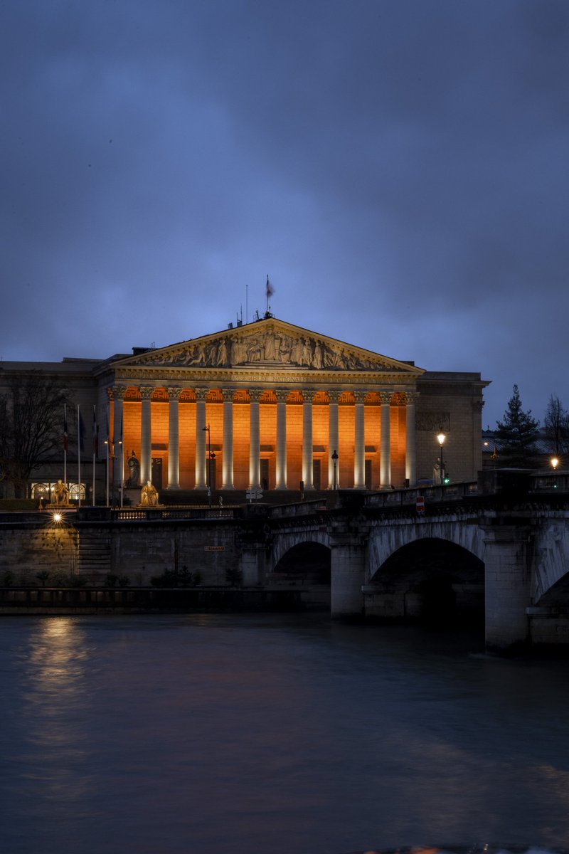 🟠 En hommage à Ariel, Kfir et Shiri Bibas, la colonnade du Palais-Bourbon s'éclaire ce soir en orange.
#DirectAN