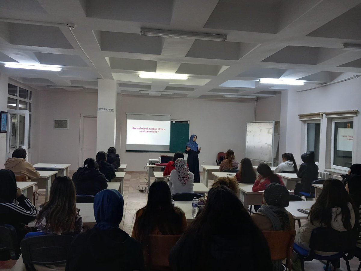 📍Uşak Kız Yurdu
 Gençlik Ruh Sağlığı Eğitimleri kapsamında, Uşak İl Sağlık Müdürlüğü personelinin Rümeysa TÜRKKAN'ın katılımıyla  "Kendime İyi Bak" eğitimi gerçekleştirilmiştir.
