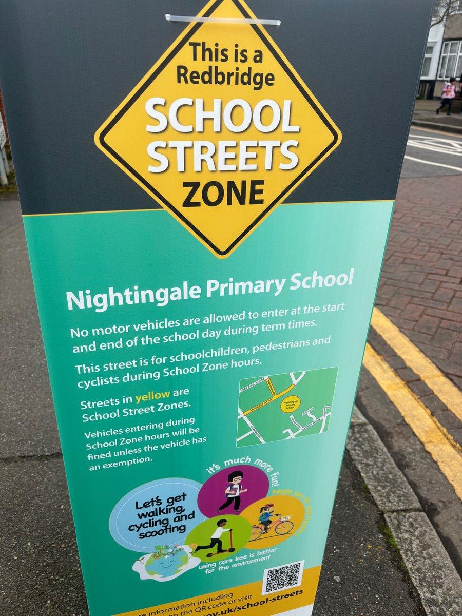 Great to visit Nightingale school this morning and see the impact of the first week of their new school street.

Pupils, parents and staff were all enjoying the quieter streets and peaceful school gate 🙏 

1 of 7 new school streets in Redbridge this week. 25 in total 🤩