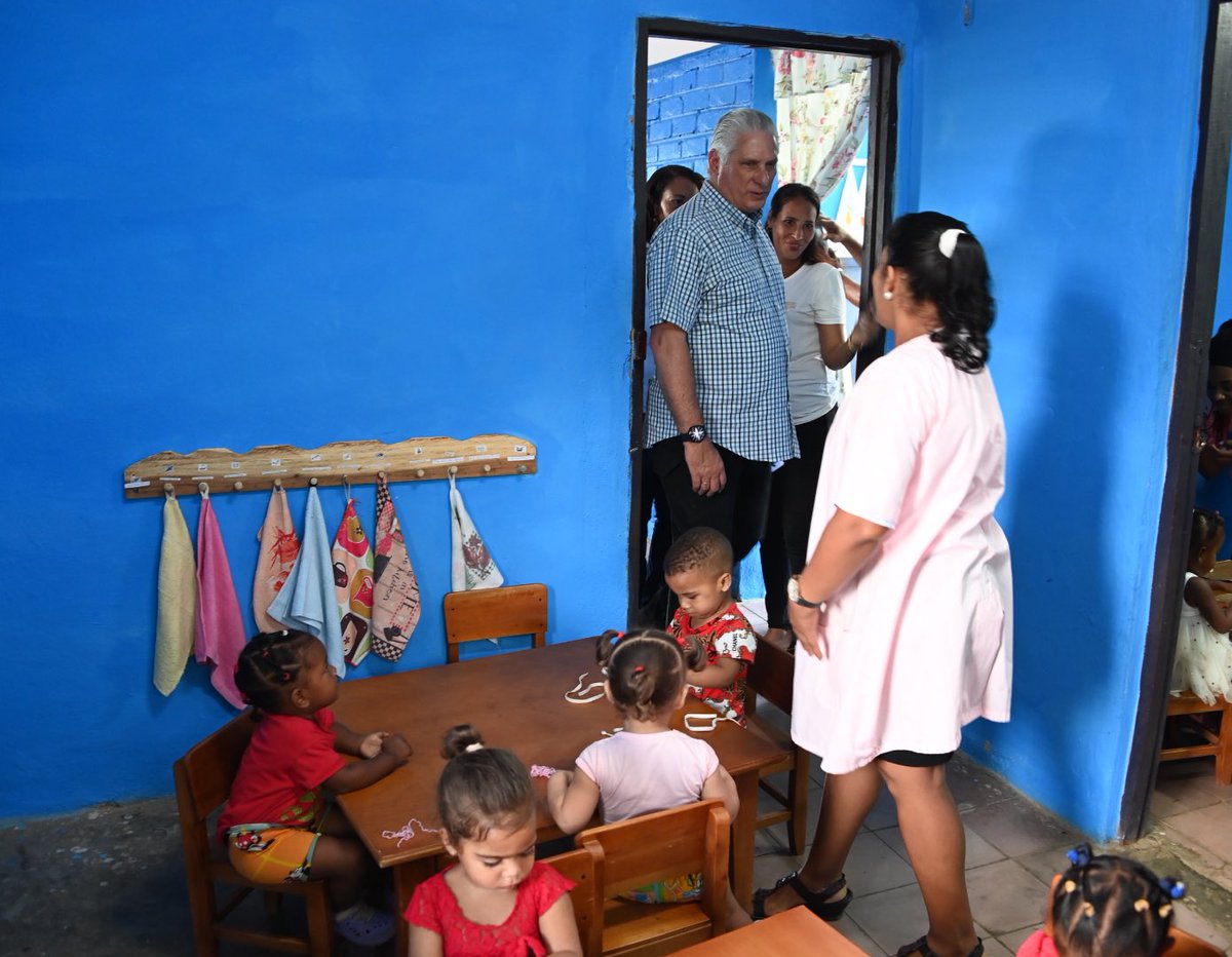 <a href="/DiazCanelB/">Miguel Díaz-Canel Bermúdez</a> <a href="/DrRobertoMOjeda/">Dr. Roberto Morales Ojeda</a> 👦| La casita infantil "Los Ganaderitos", adaptada por la empresa pecuaria Iván Rodríguez, con capacidad para 32 infantes ayuda a una parte de las madres trabajadoras de la comunidad. El dignatario habló con sus trabajadoras e indagó por la alimentación y condiciones del centro.
