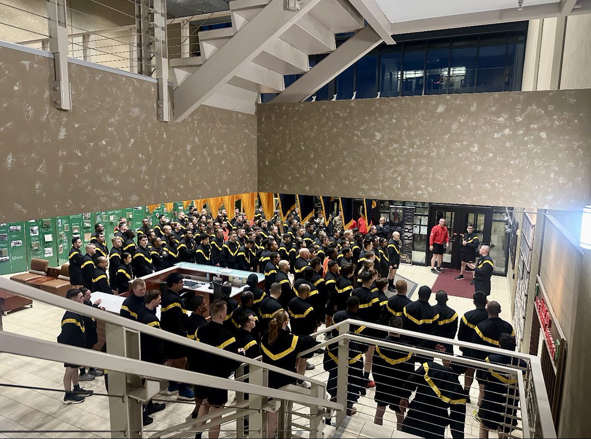 FightingFirst's tweet photo. 149 newly arrived Soldiers hit the ground running! 🇺🇸🏃♂️ Maj. Gen. Monté Rone & Command Sgt. Maj. Derek Noyes led this morning’s Victory Welcome Run, building camaraderie from day one. Welcome to the team! #DutyFirst #NothingAtRest #CenterofEverything https://t.co/s5opc5VDMJ