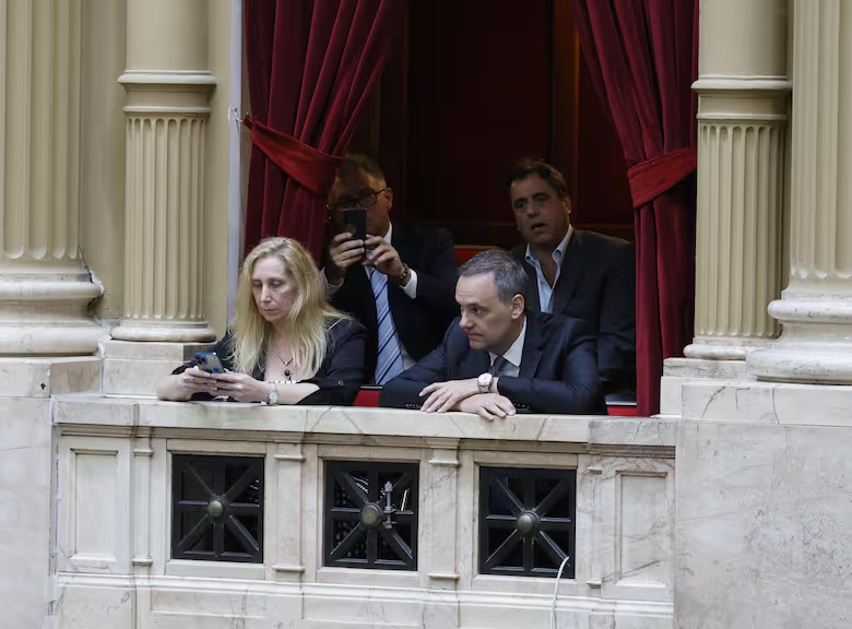 ESCÁNDALO CON LA PRENSA: SIN PRECEDENTES, NO SE LA DEJARA CUBRIR LA ASAMBLEA LEGISLATIVA

En medio de los escándalos por la criptoestafa de LIBRA y por el decreto Lijo, Javier Milei dio orden de que los periodistas NO puedan cubrir la Asamblea Legislativa desde los palcos de la