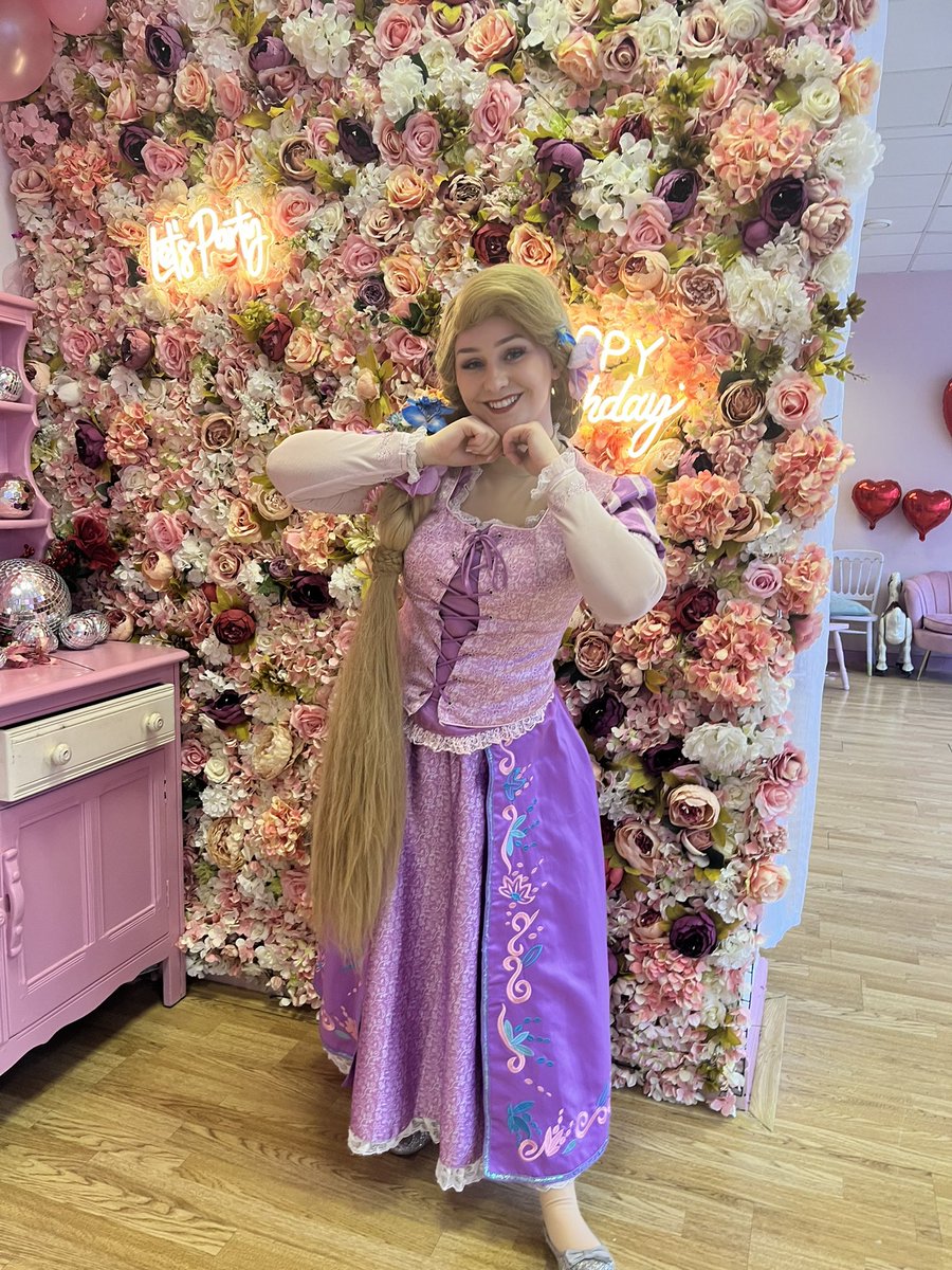LivFrancesActor's tweet photo. Ohhhhhh my job is CUTE https://t.co/QrUMv8jUyy