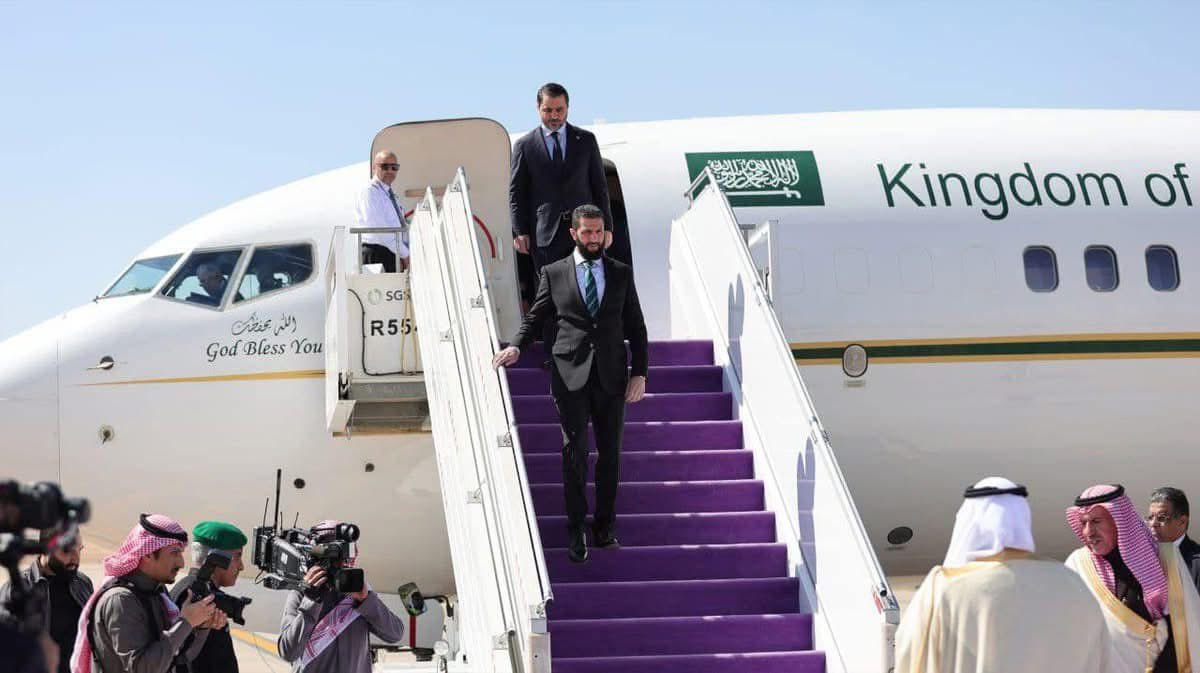 فخامة الرئيس #أحمد_الشرع بدون طائرة رئاسية خاصة 
سوريا مُتعبة والرئيس يقوم بجولاته عبر طائرات ترسلها الدول المضيفة
أي عار هذا !
أين رجال الأعمال السوريين أصحاب المليارات الذين يتشدقون ويدّعون ويكذبون
إن كنتم صادقين اجتمعوا وقدموا طائرة رئاسية لدولتكم التي تتدعون محبتها !