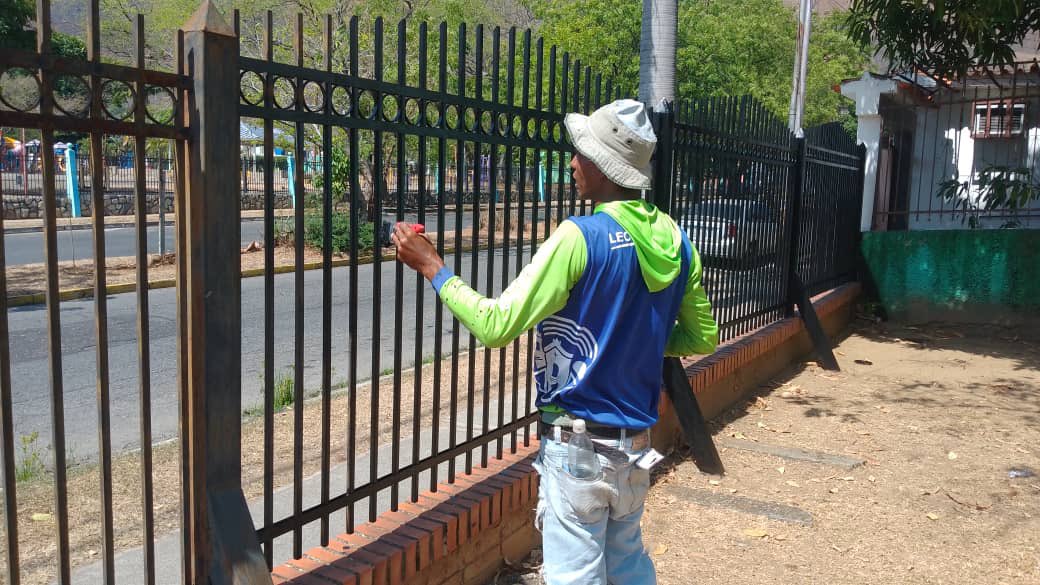 Continuamos con los trabajos de mantenimiento en el municipio 

El día de hoy realizamos labores de pinturas en las rejas en el sector de La Esmeralda 

¡Seguimos trabajando!