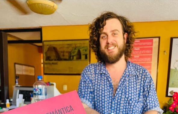 GlodeJo07's tweet image. Éste imbécil supuestamente se llama Joan Serra Montagut.
El loco se puso violento en una cafetería de Mérida, Yucatán.
Éste tipo amenazó a la chica que estaba encargada y causó destrozos en el lugar porque “la música está muy alta”.