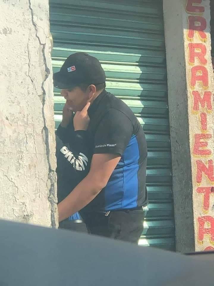 corridosybandas's tweet photo. La pizza fría pero el repartidor caliente https://t.co/oeWjRX74gs