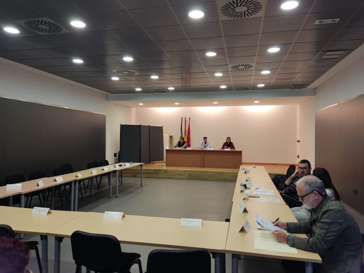 Esta tarde las AMPAS del Distrito Norte necesitaban el apoyo de su Junta Municipal y que se las defendiera ante las palabras crueles e insensibles del Delegado Territorial de la <a href="/AndaluciaJunta/">Junta de Andalucía</a> <a href="/ArauzRivero/">Miguel Angel Araúz Rivero</a> , pero se han encontrado con el rechazo de <a href="/jdelarosa100/">Juan de la Rosa</a>