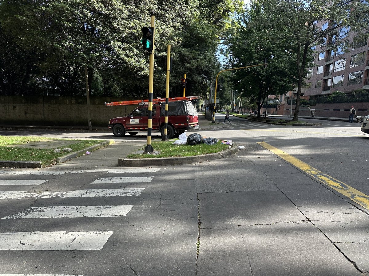 Enr_her's tweet photo. @Uaesp estas basuras llevan ya más de un mes en la Carrera 9 entre calles 85 y 86. Las facturas sin embargo siguen llegando y ustedes no cumplen su misión en la ciudad. https://t.co/Sm6spgxWn2