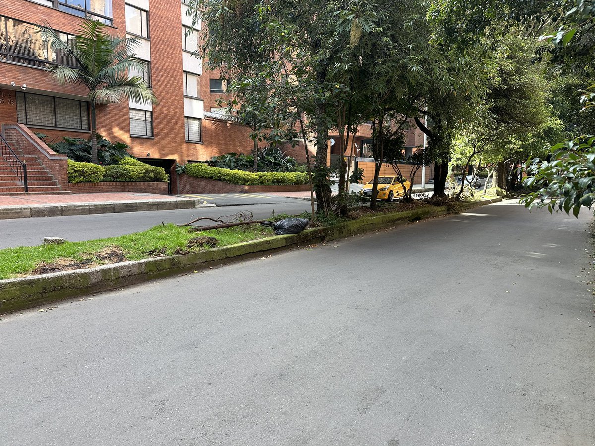 Enr_her's tweet photo. @Uaesp estas basuras llevan ya más de un mes en la Carrera 9 entre calles 85 y 86. Las facturas sin embargo siguen llegando y ustedes no cumplen su misión en la ciudad. https://t.co/Sm6spgxWn2