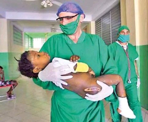 CubanaLidice's tweet photo. Marco Rubio....atiende pa acá
👇
¡No son esclavos!... nuestros profesionales de la salud son seres de luz, llevan solidaridad y amor a los mismos lugares donde tú gobierno siembra dolor y muerte.
Es así...❤️❤️🇨🇺🇨🇺
#CubaPorLaSalud 
#DeZurdaTeam https://t.co/gXeN7B6omx