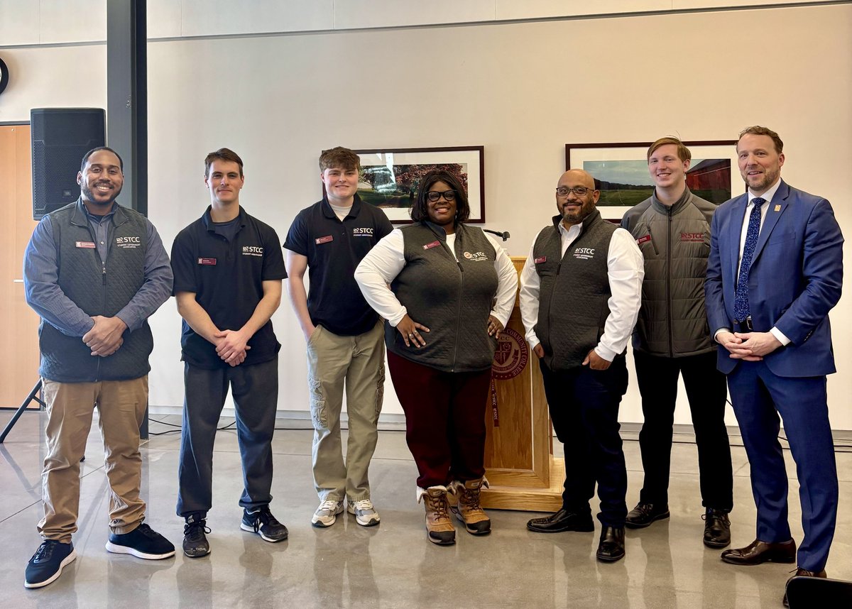 Thanks to all who joined today’s “Pizza with the STCC President” event 🍕 Students were able to ask Dr. Cook questions, voice any concerns, and hear about what’s happening at STCC!