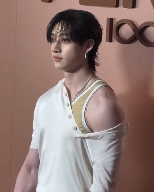 If anyone ever asks me what perfection looks like, I'll show them this!

BANG CHAN AT FENDI MFW  
#BangChanxFendiFW25 
#BangChanxMFW25 
#FendiFW25 @fendi