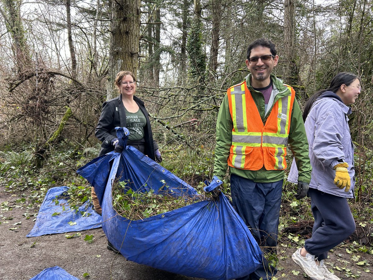 What an incredible weekend we had bringing community members together to take care of local parks! 
Thank you <a href="/TownofViewRoyal/">Town of View Royal</a> and <a href="/green_uvic/">UVic Sustainability</a> , our Community Investment Partners, for making these activities possible! 
More pics &amp; info: greenteamscanada.ca/blog/category/…