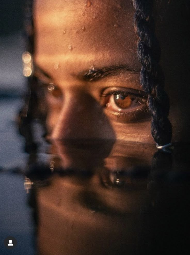 3. Tu mente nunca está en el presente.

O vives en el pasado, recordando errores.
O vives en el futuro, anticipando problemas que aún no existen.

Cómo combatirlo:

Prueba la técnica "5-4-3-2-1":

5 cosas que puedes ver
4 que puedes tocar
3 que puedes oír
2 que puedes oler
1 que