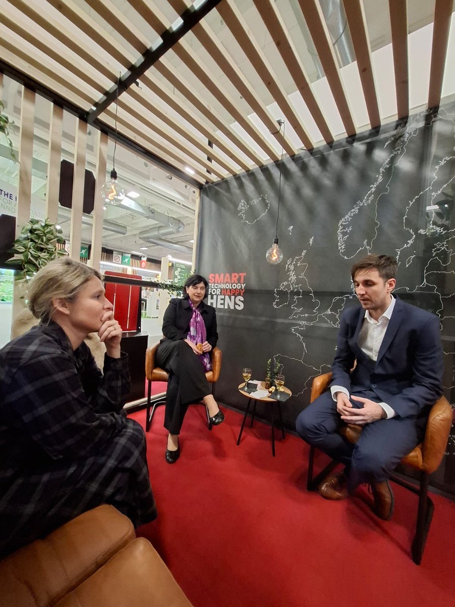 Slovénie en France (@sloinfra) on Twitter photo 🌾🇸🇮 L’Ambassadrice <a href="/RCBek/">Renata Cvelbar Bek</a> a visité le #SIA2025 avec <a href="/MurielleHivert/">Murielle HIVERT</a>, Directrice des Ventes, puis rencontré les entrepreneurs slovènes au #SIAPRO avec Céline Gstalder, Directrice des Ventes.
🔹 Temps fort : découverte du stand de l'entreprise 🇸🇮 <a href="/runchickendoor/">RUN - CHICKEN</a>.
<a href="/siapro_paris/">SIA'PRO</a> 🌾🇸🇮 L’Ambassadrice <a href="/RCBek/">Renata Cvelbar Bek</a> a visité le #SIA2025 avec <a href="/MurielleHivert/">Murielle HIVERT</a>, Directrice des Ventes, puis rencontré les entrepreneurs slovènes au #SIAPRO avec Céline Gstalder, Directrice des Ventes.
🔹 Temps fort : découverte du stand de l'entreprise 🇸🇮 <a href="/runchickendoor/">RUN - CHICKEN</a>.
<a href="/siapro_paris/">SIA'PRO</a>
