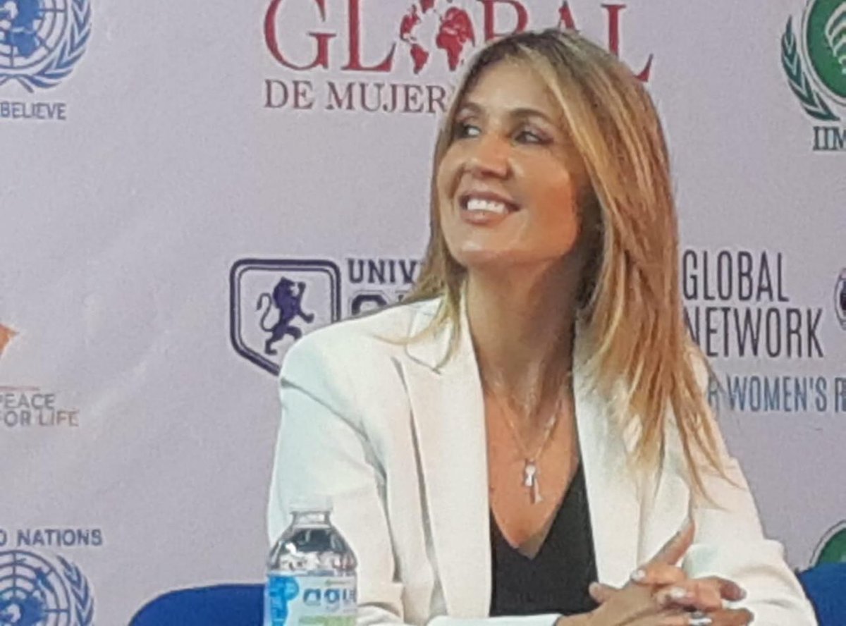 En la vida uno tiene que mirar en cinco distintas direcciones.  
Adelante, para saber hacia dónde vas. 
Atrás para recordarte de dónde vienes. Abajo, para no pisar a nadie. A los costados para no olvidar quién nos ayudó en los momentos difíciles.  Y arriba para tener siempre