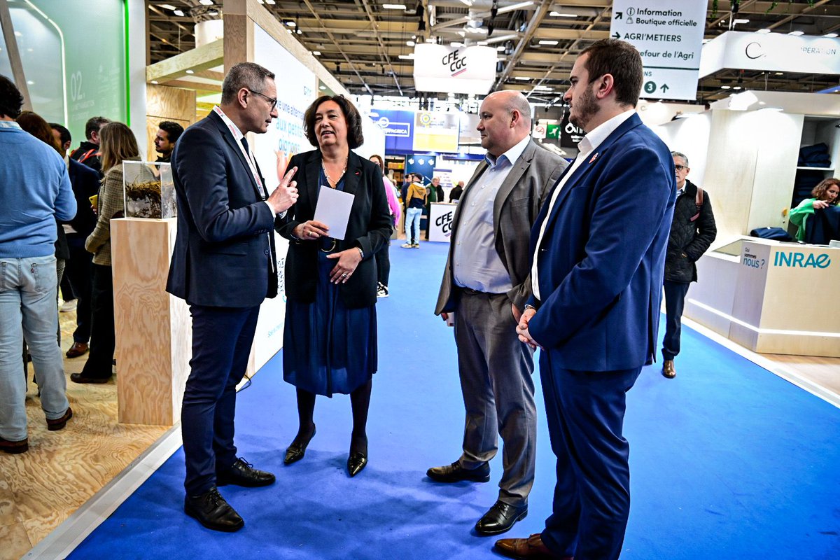 Plaisir d'échanger avec <a href="/lpoirierdietz/">Laurence Poirier-Dietz</a> directrice générale de <a href="/GRDF/">GRDF</a> et les sapeurs-#pompiers de France labellisés "Terroirs Engagés" sur le <a href="/Salondelagri/">Salon International de l'Agriculture</a>. 
Nous partageons les valeurs de l'engagement et de la protection. #GRDF et les <a href="/PompiersFR/">Pompiers de France</a> : toujours unis !
#SIA2025