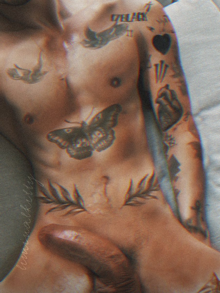 #nsfw

"'Can you touch yourself for me?' Louis questions. Harry nervously knits his eyebrows together and shrugs his shoulders 'Like how you would if no one was watching.' He explains."

wattpad.com/story/25586212…