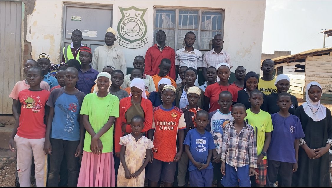 يشجع الإسلام المجتمع على دعم المحتاجين من خلال الصدقة والزكاة، مما يضمن للجميع الاحتفال بشهر رمضان بكرامة. حتى لو كان الصيام صعبا بسبب الجوع أو المشقة، فإن الله يفهم، والإسلام يسمح بالاستثناءات لأولئك الذين يكافحون. تكمن الروح الحقيقية لشهر رمضان في الإيمان واللطف ومساعدة بعضنا