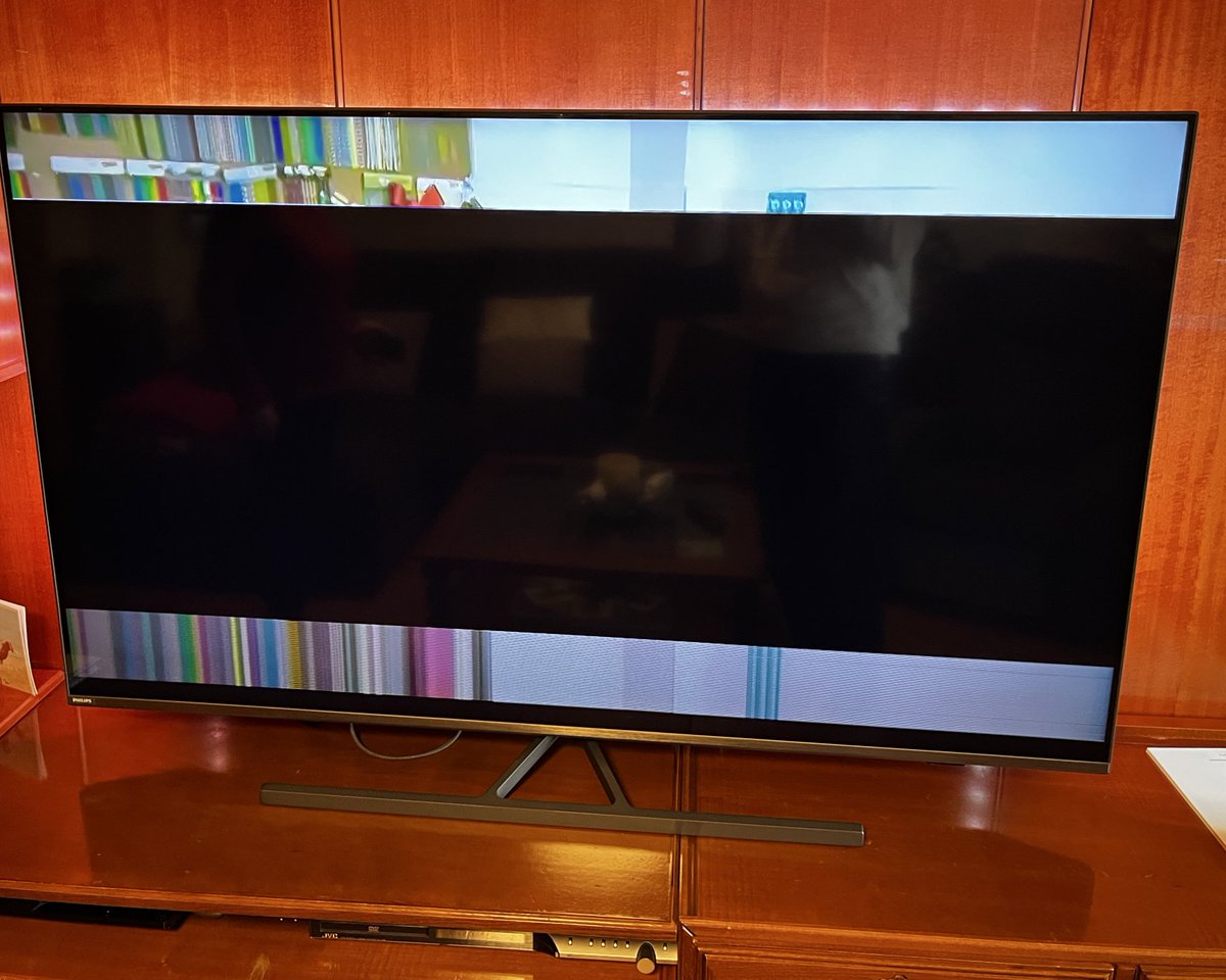 Hola <a href="/PhilipsSpain/">Philips España</a> <a href="/PhilipsCare_ES/">PhilipsCare ES</a> , desde el día 19/12/24 sin dar soluciones a mi problema. La TV está en garantía!!