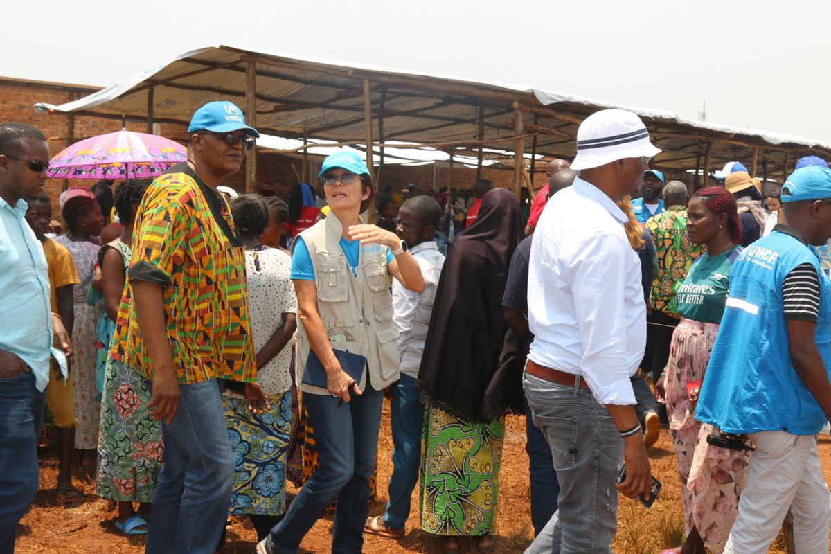 France Begin (@francebegin2) on Twitter photo Émue par cette mission conjointe avec les chefs d’agence <a href="/UN_Burundi/">Nations Unies au Burundi</a> et nos partenaires dans les camps de réfugiés de la #RDC, à Cibitoke 🇧🇮. Malgré les efforts déployés, les besoins en eau, assainissement, nutrition, santé & protection restent alarmants. Nous devons faire plus ! Émue par cette mission conjointe avec les chefs d’agence <a href="/UN_Burundi/">Nations Unies au Burundi</a> et nos partenaires dans les camps de réfugiés de la #RDC, à Cibitoke 🇧🇮. Malgré les efforts déployés, les besoins en eau, assainissement, nutrition, santé & protection restent alarmants. Nous devons faire plus !