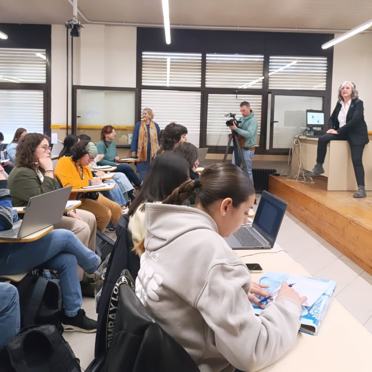 Cor Blau Cat ♡ (@corblaucat) on Twitter photo Fantàstica acollida per part dels alumnes del <a href="/master_evic/">Evic Master</a> i de 1er d'Educació Social de la <a href="/UniBarcelona/">Universitat de Barcelona</a>.
Gràcies per l'interès mostrat i les preguntes plantejades al voltant del #tràficdepersones
#AlumnesAmbCorBlau Fantàstica acollida per part dels alumnes del <a href="/master_evic/">Evic Master</a> i de 1er d'Educació Social de la <a href="/UniBarcelona/">Universitat de Barcelona</a>.
Gràcies per l'interès mostrat i les preguntes plantejades al voltant del #tràficdepersones
#AlumnesAmbCorBlau