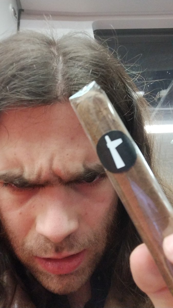 Momento celestial el contacto de mis dedos con el puro que tiró ayer Barbosa al público al acabar el concierto.

Hoy descansa en mi estantería, trofeo indie, dentro de 40 años lo prestaré para alguna exposición que se haga en Canal de Isabel II sobre la movida indie y tal y tal .