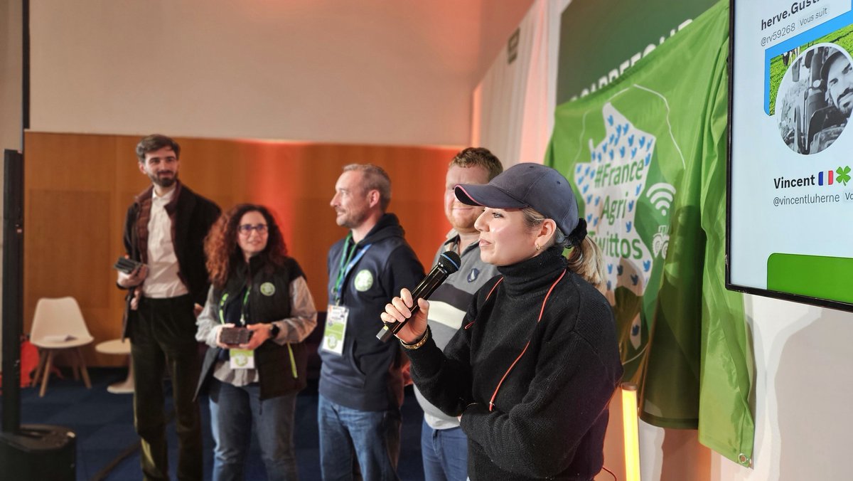 Nadège PETIT 👩🌾 (@agri_zoom) on Twitter photo Une belle journée au <a href="/Salondelagri/">Salon International de l'Agriculture</a> avec comme d'hab de chouettes retrouvailles avec la famille #FrAgTw !
Merci à <a href="/Fragritwittos/">FranceAgritwittos♥️</a> pour la médaille de l'engagement reçue avec les anciens collègues du bureau 💚 .
Que de chemin pour cette belle asso depuis le premier tweet apéro 💚. Une belle journée au <a href="/Salondelagri/">Salon International de l'Agriculture</a> avec comme d'hab de chouettes retrouvailles avec la famille #FrAgTw !
Merci à <a href="/Fragritwittos/">FranceAgritwittos♥️</a> pour la médaille de l'engagement reçue avec les anciens collègues du bureau 💚 .
Que de chemin pour cette belle asso depuis le premier tweet apéro 💚.