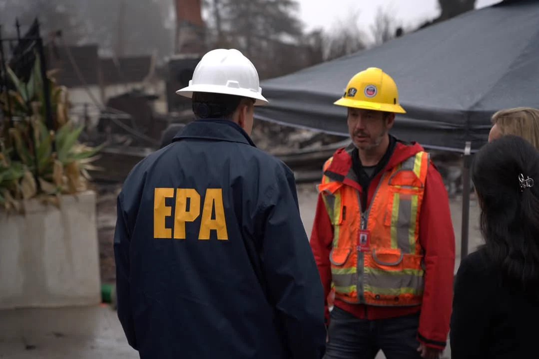     Personal de la EPA trabajando cerca de los escombros