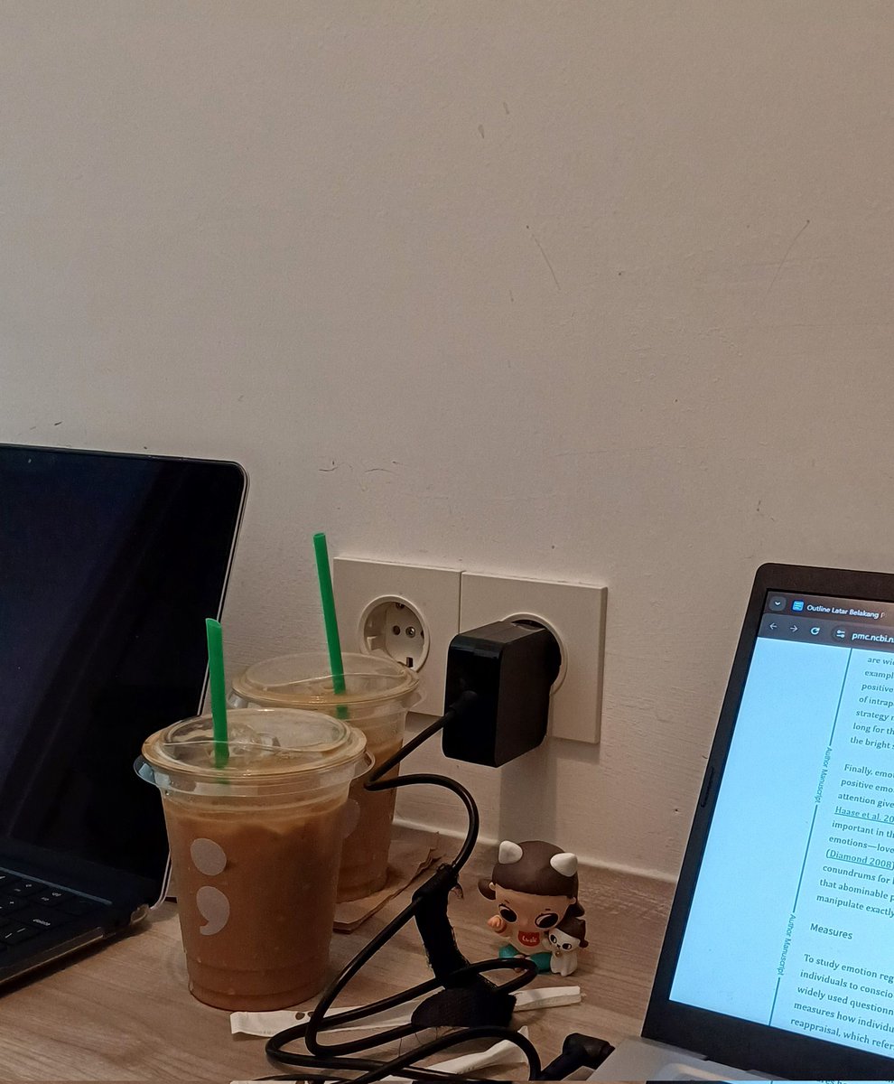 mametchistudies's tweet photo. thesis writing @ a cafe with my boyfriend, nyota, and snoopy 😮‍💨
#studytwt #psychtwt https://t.co/e1bsa0uGT0