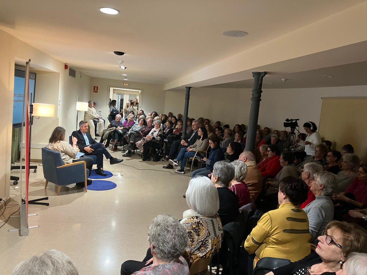 🗣️ Aquest dimecres, la sala d’actes del Centre Cultural El Casino, plena de públic, ha acollit una enriquidora i entretinguda entrevista amb Ramon Pellicer, conduïda per la periodista Aurora Rodríguez, dins del cicle #PessicsDeVida.

#ManresaCultura