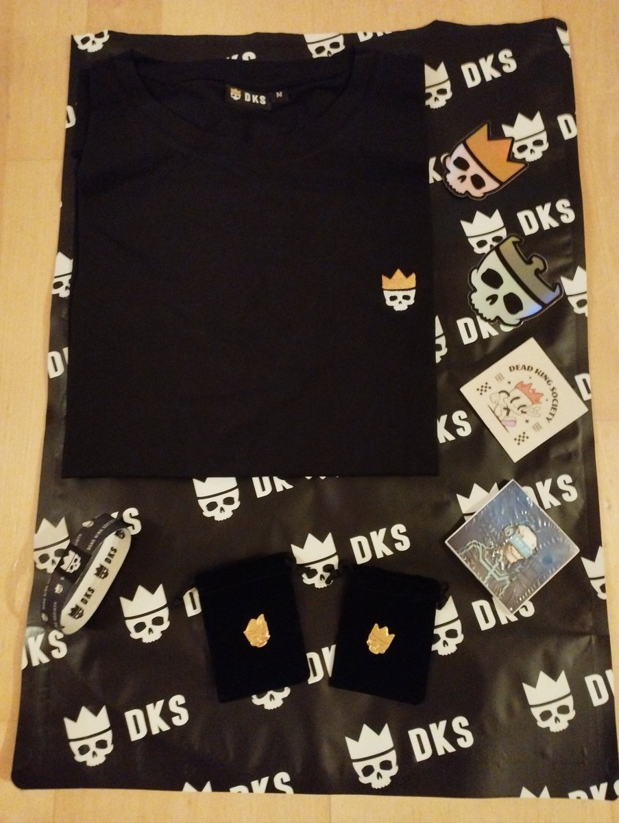 My care package from last prestige season arrived today 🔥

Thank you <a href="/DeadKingSociety/">Dead King Society</a>, I am proud to be a member of this exceptional community and ready to rock the merch 💀👑