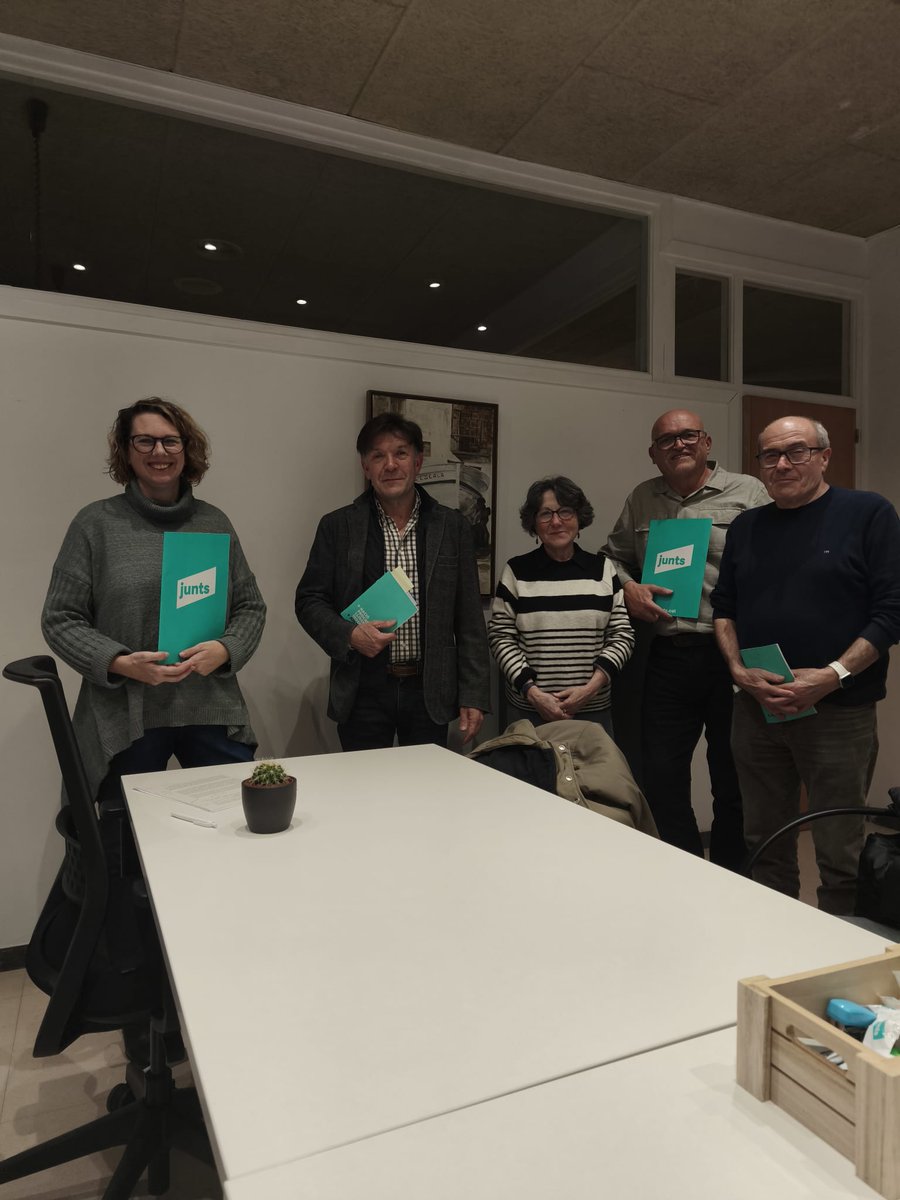 Junts per Catalunya Torroella de Montgrí-Estartit (@juntsxcattdme) on Twitter photo Avui hem fet una visita amb part de la exacutiva de <a href="/juntsxcattdme/">Junts per Catalunya Torroella de Montgrí-Estartit</a> amb els companys de @juntsescala del poble veí de l'Alt Empordà de l'Escala.
Per fer un intercanvi de opinió i impressions del poble veí on compartim moltes coses.
Moltes gràcies a @juntsescala per acollirnos Avui hem fet una visita amb part de la exacutiva de <a href="/juntsxcattdme/">Junts per Catalunya Torroella de Montgrí-Estartit</a> amb els companys de @juntsescala del poble veí de l'Alt Empordà de l'Escala.
Per fer un intercanvi de opinió i impressions del poble veí on compartim moltes coses.
Moltes gràcies a @juntsescala per acollirnos