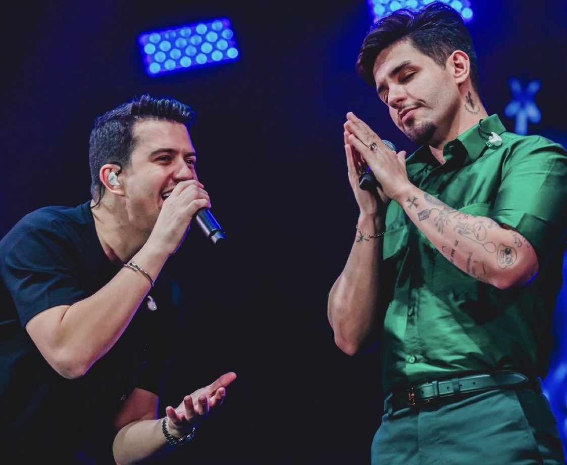 interiorheg's tweet photo. Preciso de alguém que me abrace, olhe nos meus olhos e diga: “Não trabalhe mais, eu te levo para todos os shows do Hugo e Guilherme!” https://t.co/5du05GLg6g