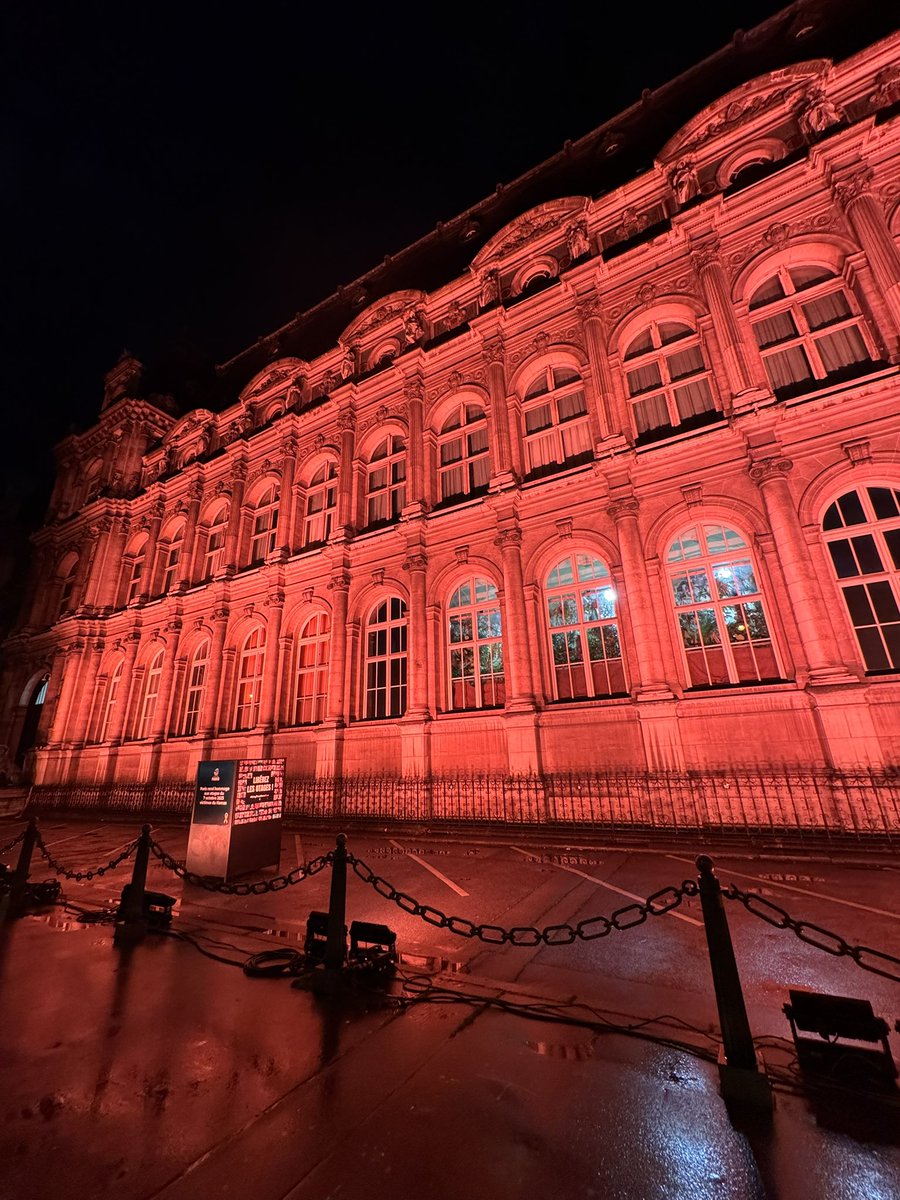 Hommage à Shiri, Ariel et Kfir 🧡🧡🧡 - Hôtel de Ville de Paris
