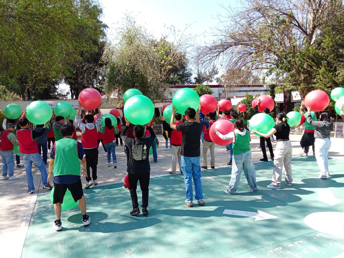 sbrsusana's tweet photo. En sinergia con el @IPN_MX la @FAHHdeporte llevó la estrategia #RitmoConPelota al @CECyT10_Oficial "Carlos Valllejo Márquez", ubicado en el Pueblo de San Juan de Aragón, CDMX, a más de 50 alumnos que participaron con gran entusiasmo y compañerismo. (1/2) https://t.co/op4TmSx8W0