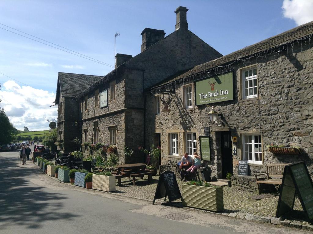 GBbooze's tweet image. The Buck Inn, Malham, #Skipton, BD23 4DA 🍻
Built in 1874 on the site of an older inn the Pub has a large restaurant with open fire and a separate low-ceilinged, stone-flagged Hikers Bar. Dogs and muddy boots are welcome in the Hikers Bar.