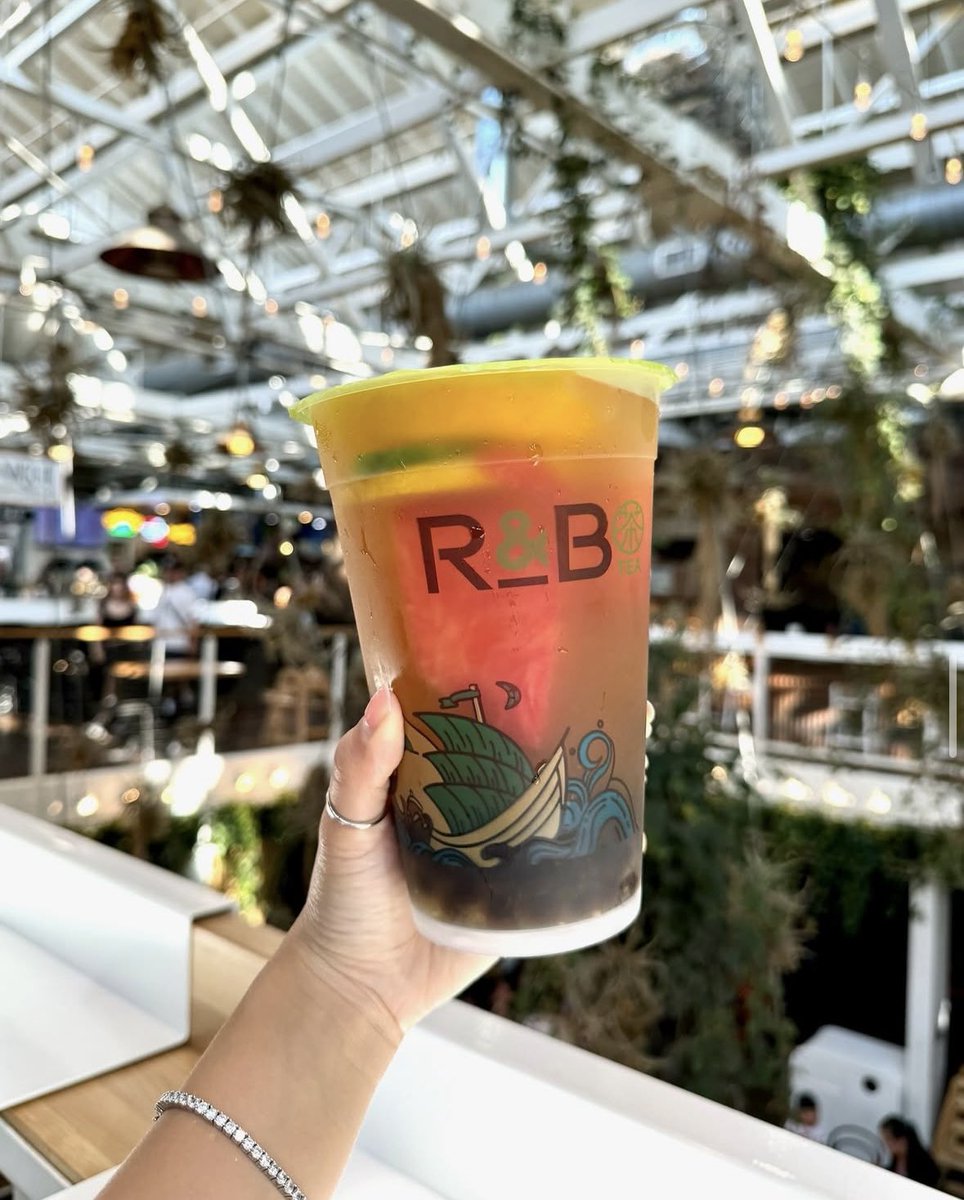 When life gives you Hawaiian Fruit Teas 🌺

#rbteausa #fruittea #refreshing #hawaiianfruittea