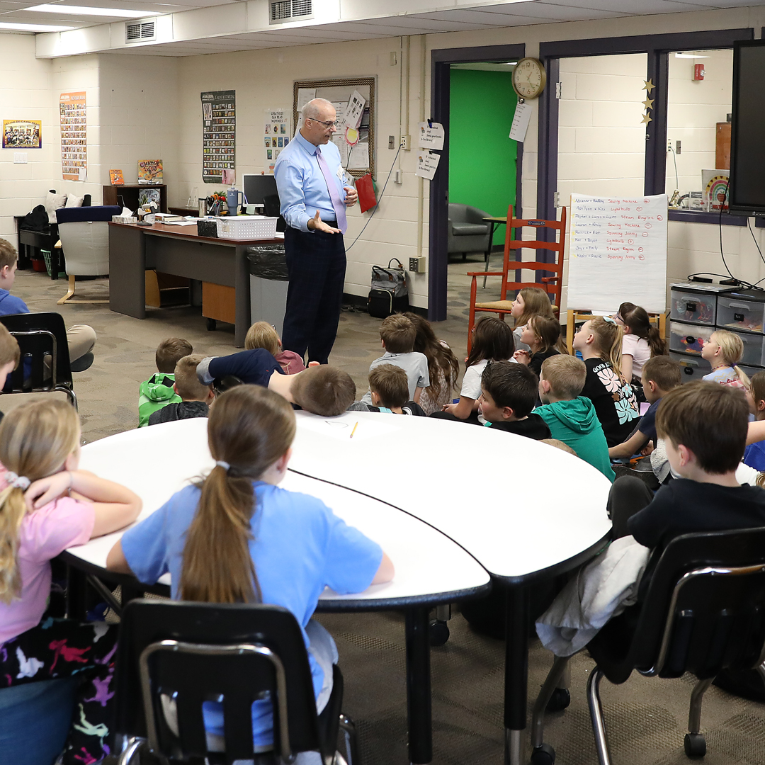 KearneyMOEdu's tweet photo. The forecast called for learning today at Kearney Elementary as @fox4kc Meteorologist Joe Lauria did a great job of educating and entertaining our Bulldogs about extreme weather like massive hail and unseasonal tornadoes! https://t.co/0dbpibDdxf