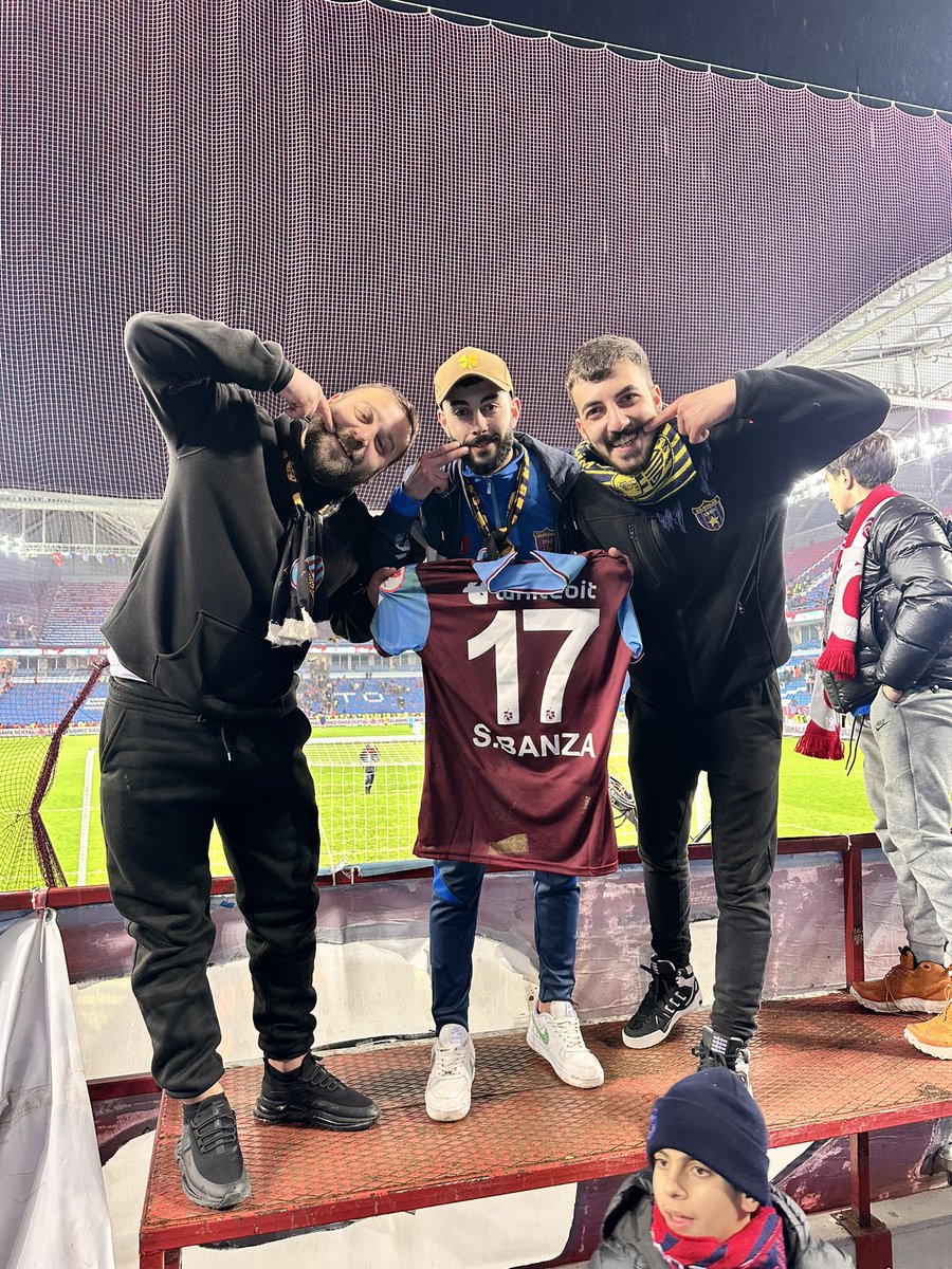 tncy_kara's tweet photo. Bordo-Mavi Sevdalılarına!

Türkiye Kupası’nda gösterdiğiniz mücadele ve inanç için Çılgınlar Taraftarlar Derneği olarak futbolcularımıza, teknik ekibimize ve emeği geçen herkese teşekkür ediyoruz!

Ayrıca, bu soğuk havada tribünleri doldurup takımını yalnız bırakmayan büyük https://t.co/mN5qUDUSMa