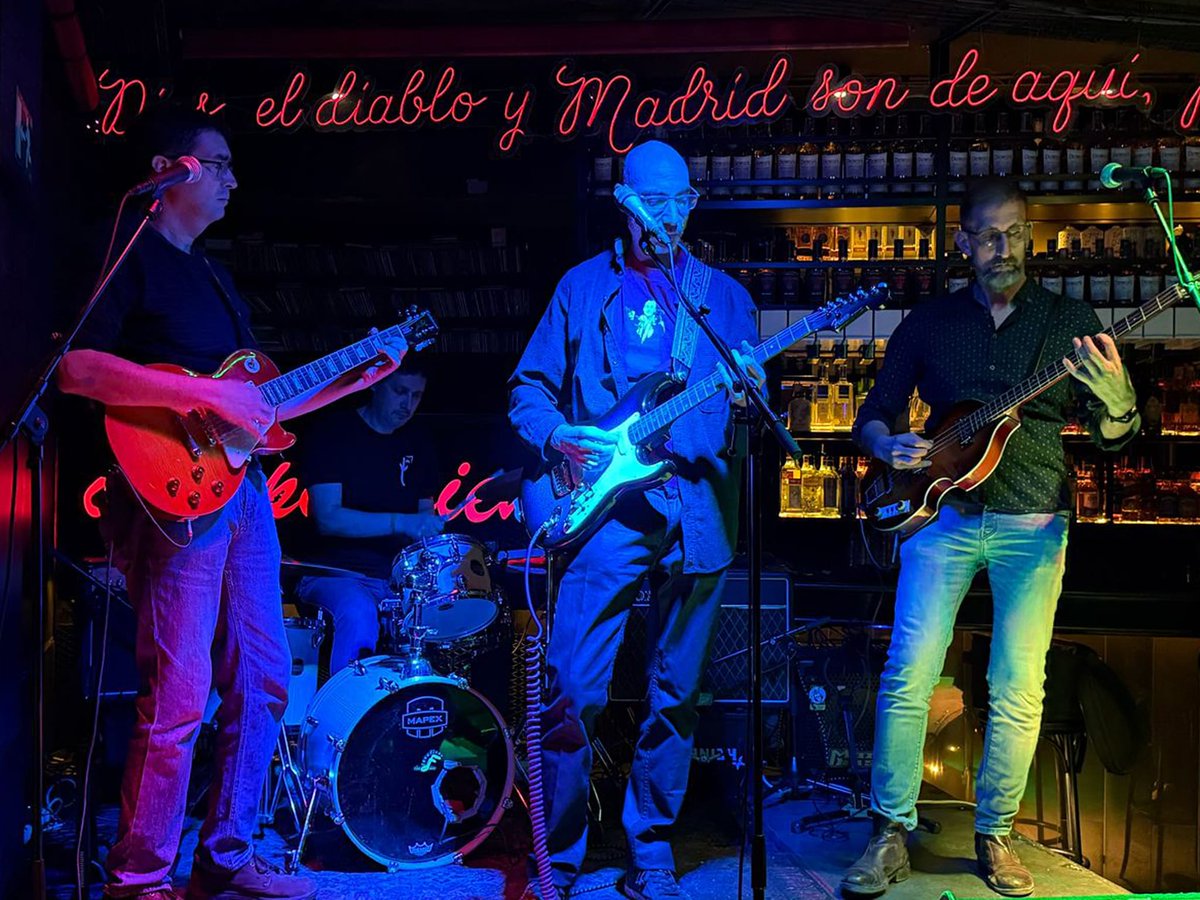 Fotaza de anoche en nuestro concierto histórico en la sala Cien por Cien. Hay que repetir!! Mil gracias!! 🎵🎸🎶🎤