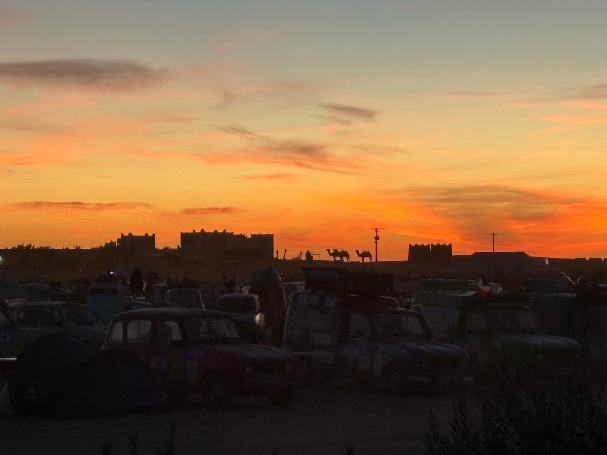 ESIReims's tweet image. Après plusieurs petites réparations, la route continue pour nos 2 pilotes ESIREIMS sur les pistes du désert, après les distributions de fournitures scolaires et sportives aux enfants des villages ,  l’aventure continue…🐫☀️👏🏻@ArnaudRobinet  @VilledeReims  @regiongrandest